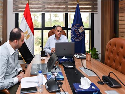   رئيس هيئة الدواء المصرية يحضر اجتماعاً افتراضيا