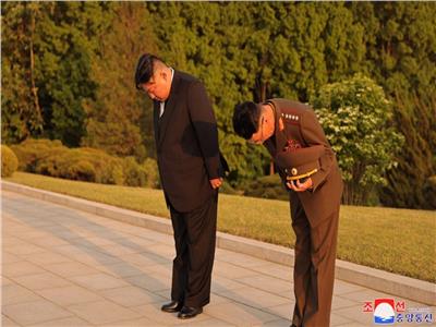 الزعيم الكوري كيم جونج أون وهو راكعا أمام قبر أحد المسئوليين