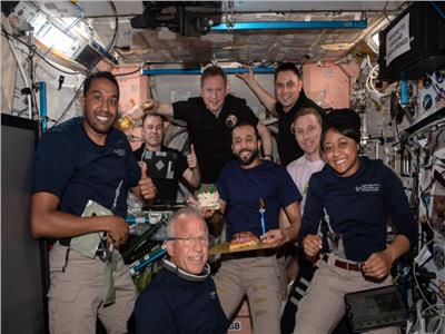رائد الفضاء الإماراتي يحتفل بعيد ميلاده
