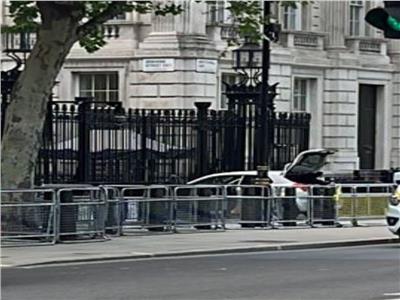 اصطدام سيارة ببوابات مقر مجلس الوزراء البريطاني | صور
