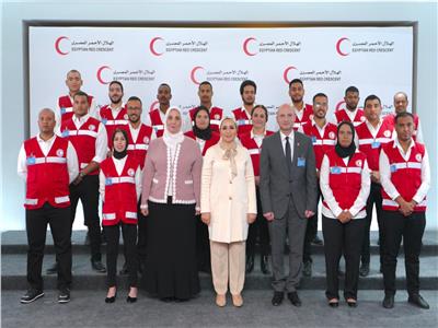 السيدة انتصار السيسي خلال زيارتها لغرفة عمليات جمعية الهلال الأحمر المصري