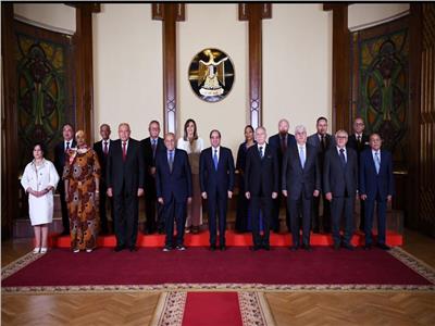 الرئيس عبد الفتاح السيسي  مع أعضاء مجلس أمناء مكتبة الإسكندرية