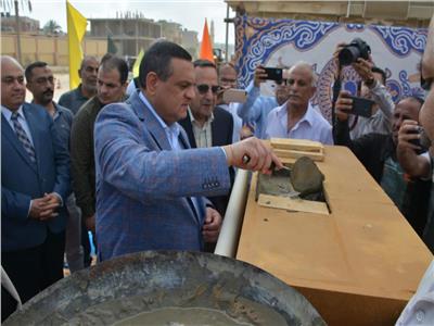 اللواء هشام آمنة وزير التنمية المحلية أثناء وضع حجر الأساس لمركز خدمات مصر بمدينة العريش