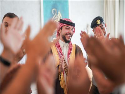 الأمير الحسين وسط رفاقه بالقوات المسلحة الأردنية