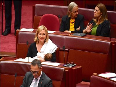 أول سياسية ترضع ابنتها في البرلمان الأسترالي