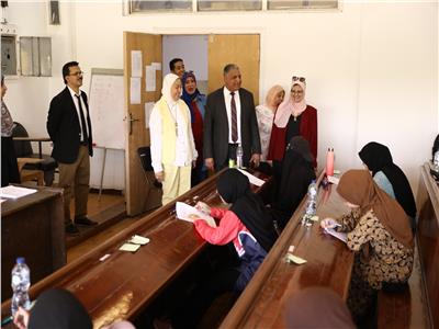 الدكتور محمد فكري خضر، نائب رئيس جامعة الأزهر يتفقد سير الامتحانات بكليات البنات