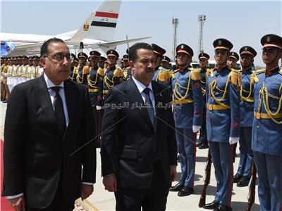 رئيس الوزراء يستقبل نظيره العراقي بمطار القاهرة 