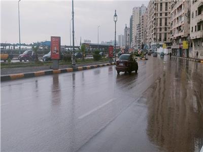 انتشار سيارات شفط المياه للتعامل مع الأمطار المتواصلة بالإسكندرية