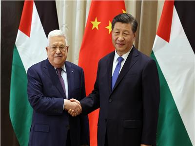 الرئيس الفلسطيني محمود عباس ونظيره الصيني شي جين بينج 