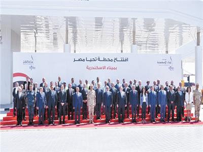 الرئيس عبدالفتاح السيسى يتوسط العاملين بمحطة «تحيا مصر»