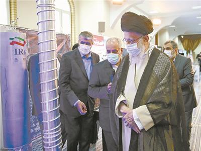 المرشد الأعلى الإيرانى آية الله علي خامنئى يزور معرضًا لإنجازات نووية في طهران
