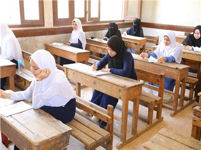 طلاب الشهادة الثانوية الأزهرية يؤدون الامتحانات