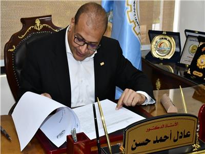 الدكتور عادل حسن نائب رئيس الجامعة للشئون الأكاديمية بجامعة الإسماعيلية الجديدة الأهلية