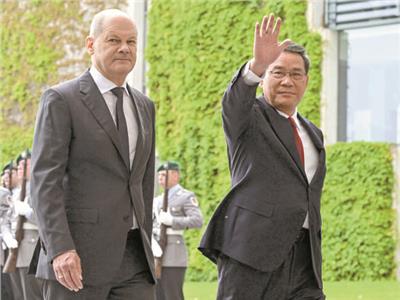 المستشار الألماني يستقبل رئيس الوزراء الصيني