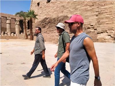 جوارديولا يطير في سماء الأقصر يركب المنطاد ويتنفس سحر وادى الملوك