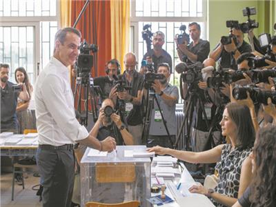 رئيس الوزراء السابق المحافظ كيرياكوس ميتسوتاكيس أثناء الإدلاء بصوته