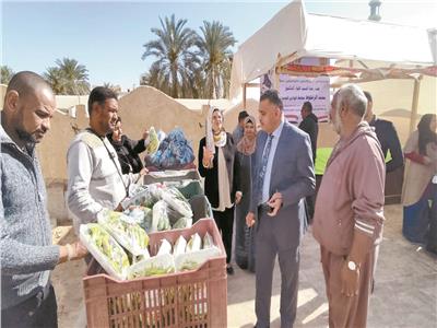 رئيس مدينة الخارجة  م. جهاد المتولى خلال افتتاح معرض منتجات القرية