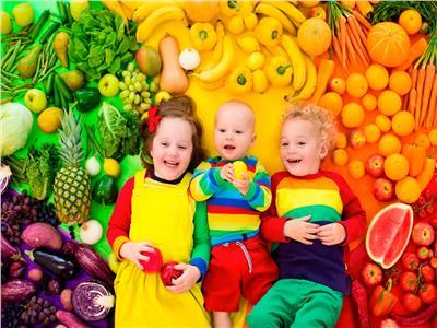 الأطفال يتناولون الفاكهة
