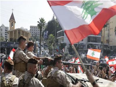 الجيش اللبناني: طوافتان ومركبان عسكرية تشارك في إخماد حريق وإجلاء مواطنين بمحمية شمالي البلاد