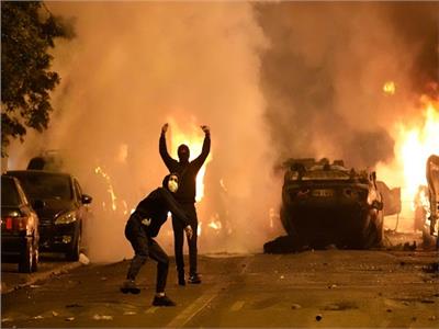 عنف وشغب وحرق للمتلكات في باريس.. وقرار بوقف المواصلات العامة بعد التاسعة 