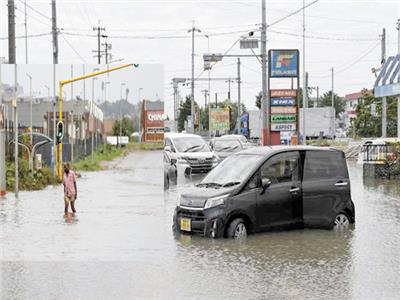 مياه الامطار تغرق احد الشوارع فى اليابان- مياه الفيضانات بجنوب افريقيا