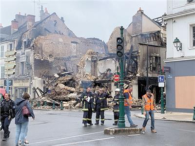 انهيار مبنى بعد احتراقه جراء الأضطرابات فى باريس 