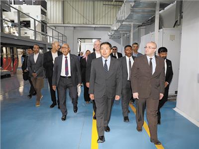 ■ محافظ بنى سويف وسفير سنغافورة خلال افتتاح المصنع