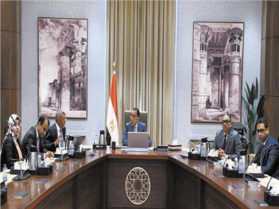 رئيس الوزراء خلال اجتماع مع العاملين فى وكالة الفضاء المصرية