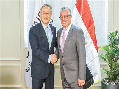 ■ رئيس «إقتصادية القناة» مع السفير الكورى
