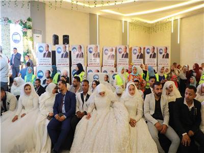 محافظ المنيا يشارك فرحة ٥٠ عريسا وعروسة