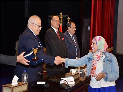 رئيس جامعة القاهرة أثناء تكريم الكاتبة الصحفية مروة فهمي 