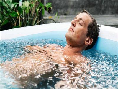 حمام الماء البارد يزيد الإيجابية ويقلل العصبية