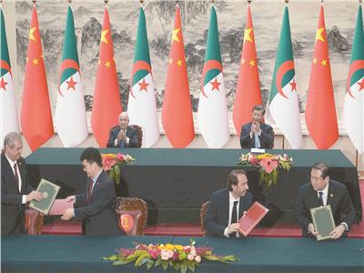 الرئيسان الجزائرى والصينى أثناء توقيع اتفاقيات التعامل بين البلدين