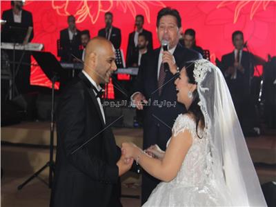 هاني شاكر مع العروسين
