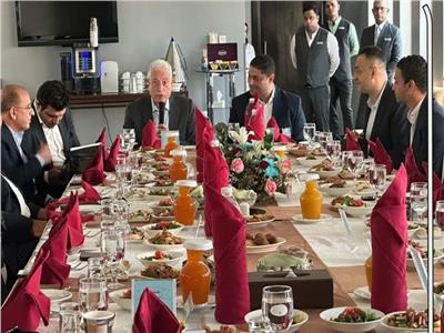 محافظ جنوب سيناء خلال مأدبة الغذاء مع أعضاء السفارة المصرية