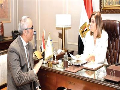 وزيرة الثقافة تبحث مع عمرو البسيونى رئيس هيئة قصور الثقافة الخطة الاستثمارية