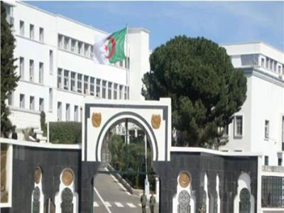 الدفاع الجزائرية: إرهابي كان ينشط بمنطقة الساحل الإفريقي يسلم نفسه بجنوبي البلاد