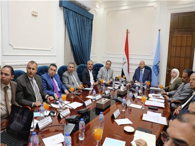 اللواء خالد عبد العال محافظ القاهرة خلال الاجتماع