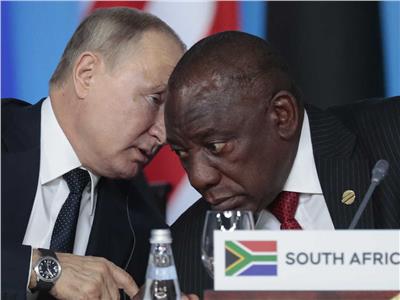 الرئيس الروسي فلاديمير بوتين ونظيره الجنوب إفريقي سيريل رامافوزا