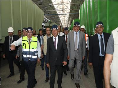الفريق مهندس كامل الوزير ومرافقيه أثناء الزيارة التفقدية لمصنع مهمات السكك الحديدية "سيماف "