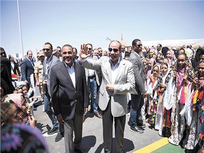 الرئيس عبد الفتاح السيسى يرد على تحية  الأهالى لدى وصوله السلوم 