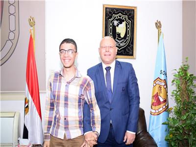 الدكتور حسان النعماني رئيس جامعة سوهاج مع الطالب طه حسين 