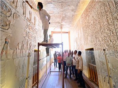 أحمد عيسى وزير السياحة والآثار أثناء تفقده  آخر مستجدات مشروع ترميم بعض المقابر الأثرية بالاقصر