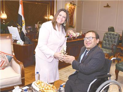 وزيرة الهجرة تقدم هدية تذكارية للسفير النبيالي