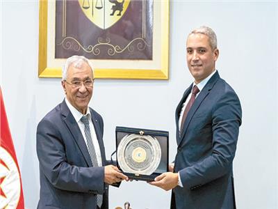  وزير السياحة التونسى يتسلم درع الاكاديمية الدولية من التيجانى الحداد