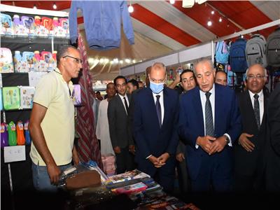 وزير التموين ومحافظ القليوبية خلال افتتاح معرض اهلا مدارس