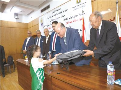 محافظ القاهرة يهدى طفلة شنطة المدرسة