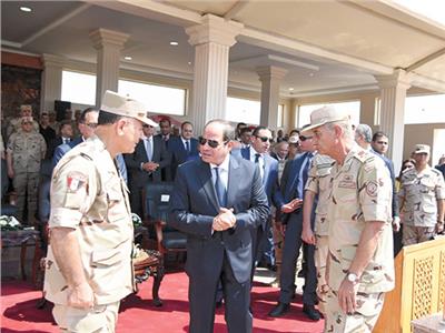 الرئيس عبد الفتاح السيسى يتحدث مع وزير الدفاع ورئيس أركان القوات المسلحة