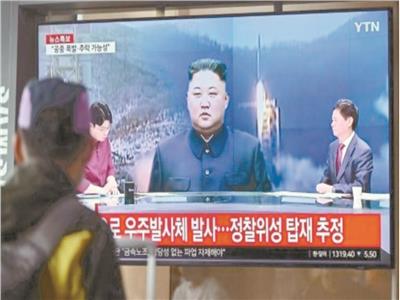شاشة تلفزيونية  تعرض الزعيم كيم جونج أون وخلفه صاروخا مطلقًا فى الفضاء    