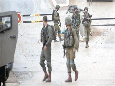 جنود الاحتلال يغلقون الطرق فى جنوب نابلس